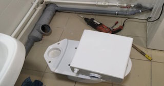 Установка напольного унитаза в Балашихе: монтаж под ключ от СантехДомБлш от 5263 рублей.